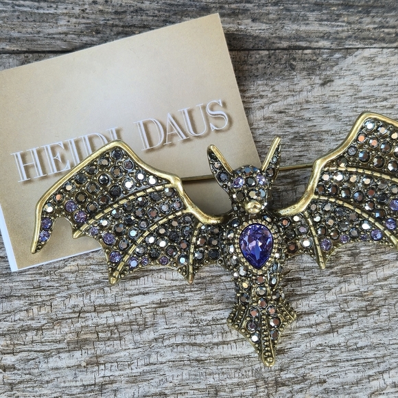 HEIDI DAUS Swarovski Crystal BAT Brooch Pin Mint Original Box Halloween Designer - Picture 13 of 16